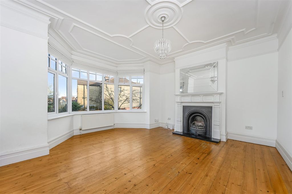 Property photo 3 of 25 12 St Albans Crescent-4.Jpg