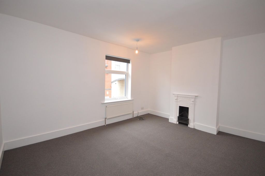 Property photo 1 of 6 Bedroom