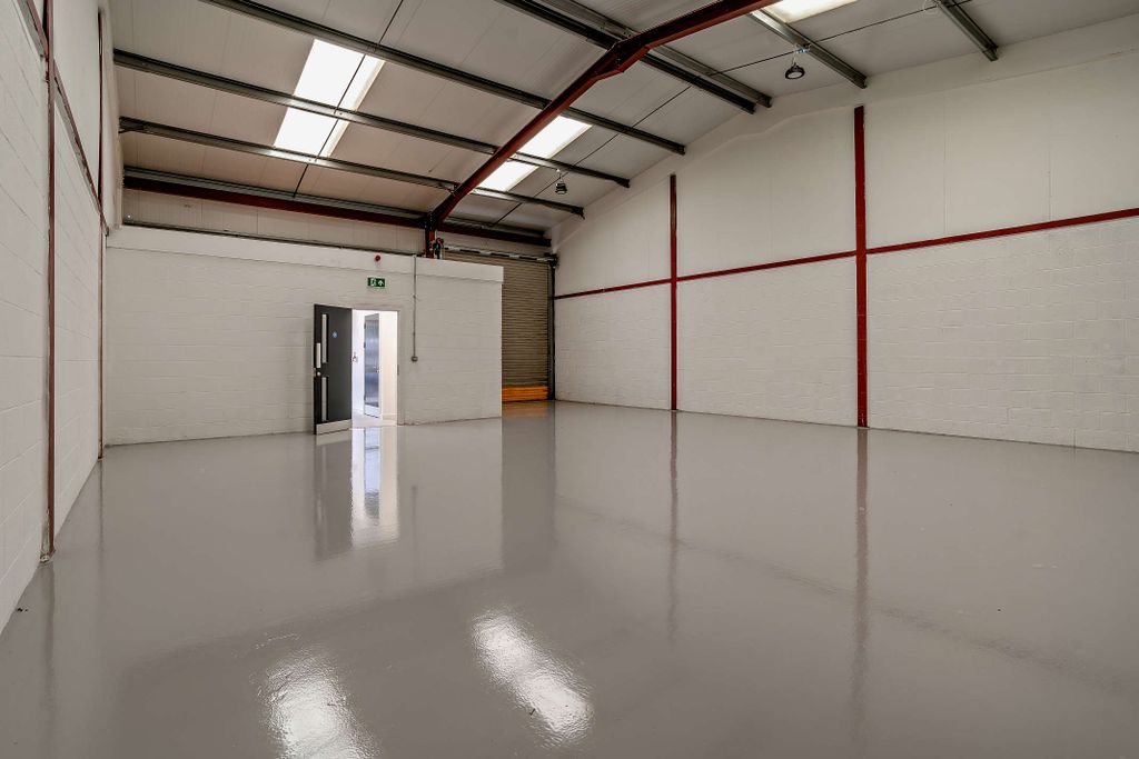 Property photo 3 of 11 8703418-Interior07-800