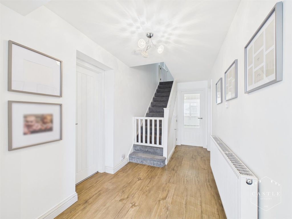 Property photo 3 of 24 Entrance Hall