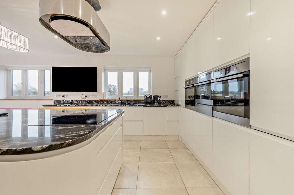 Property photo 3 of 18 Kitchen