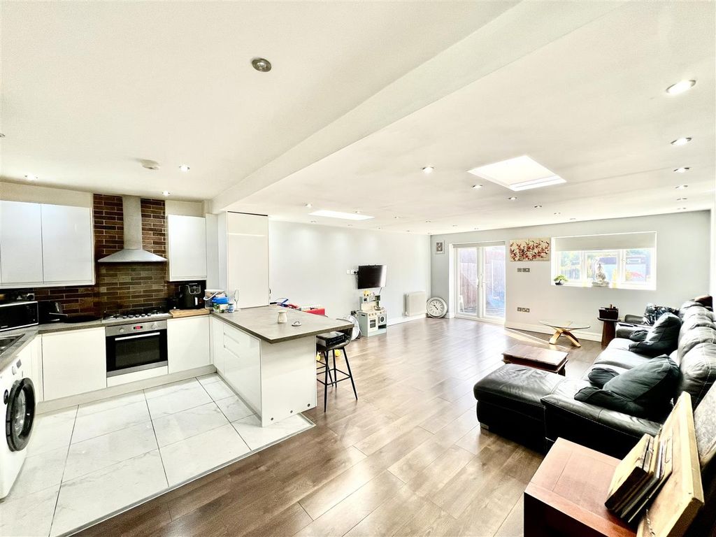 Property photo 2 of 12 Kitchen/ Living Room