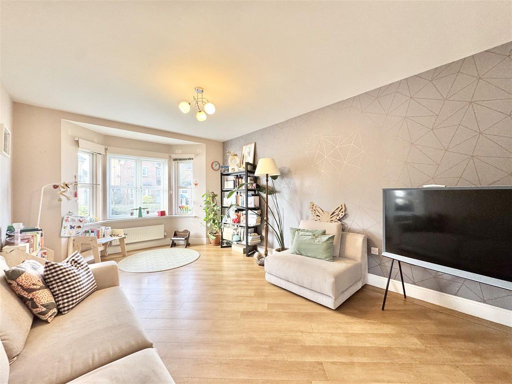 Property photo 3 of 22 Lounge