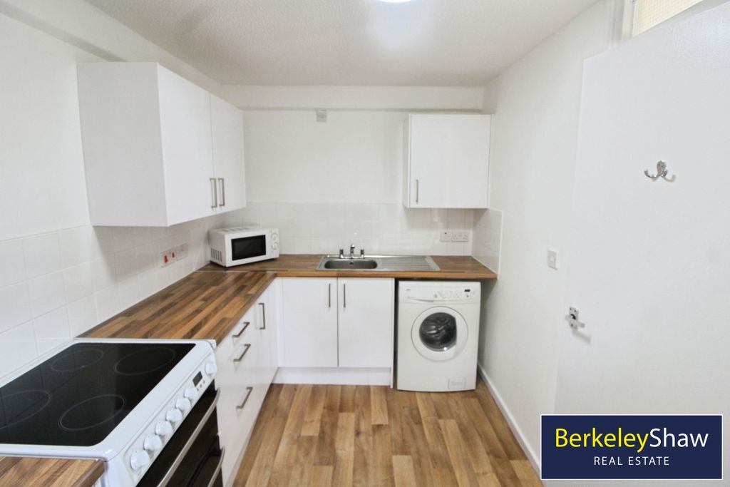 Property photo 3 of 12 Kitchen