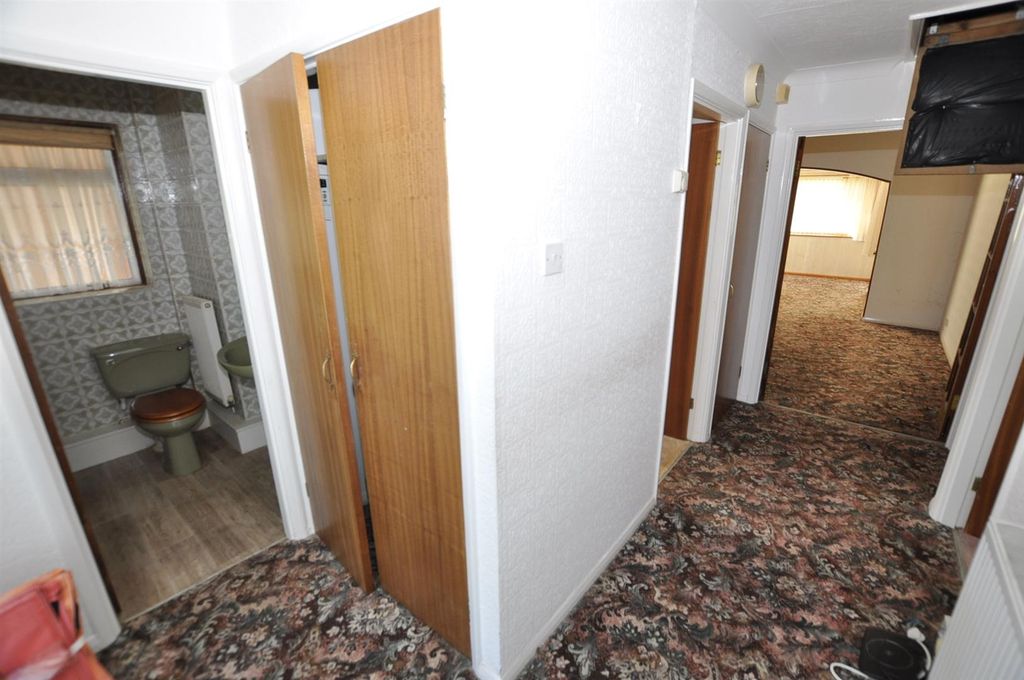 Property photo 2 of 18 Entrance Hallway