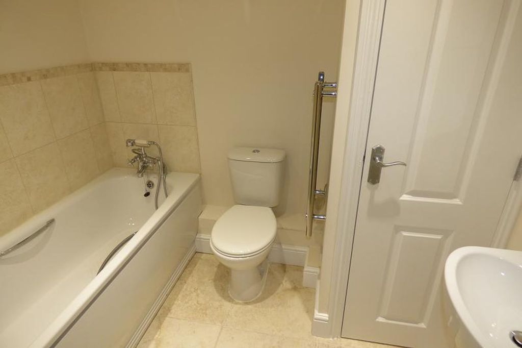 Property photo 3 of 9 Bathroom