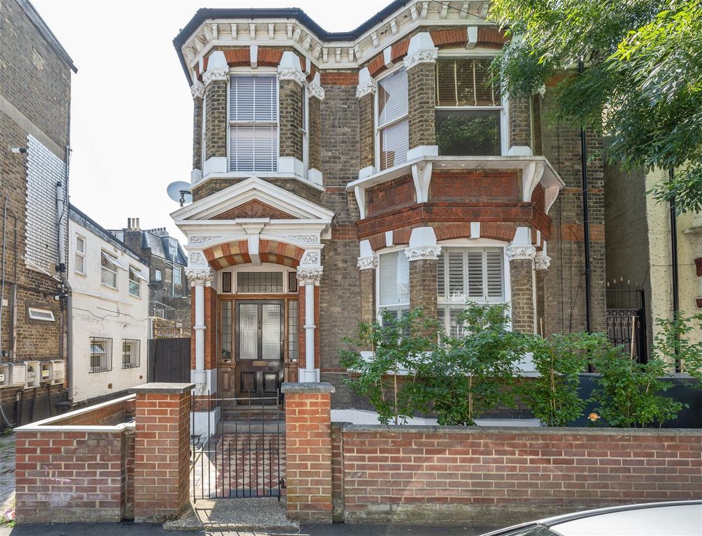 Property photo 1 of 28 Cedars Avenue, E17