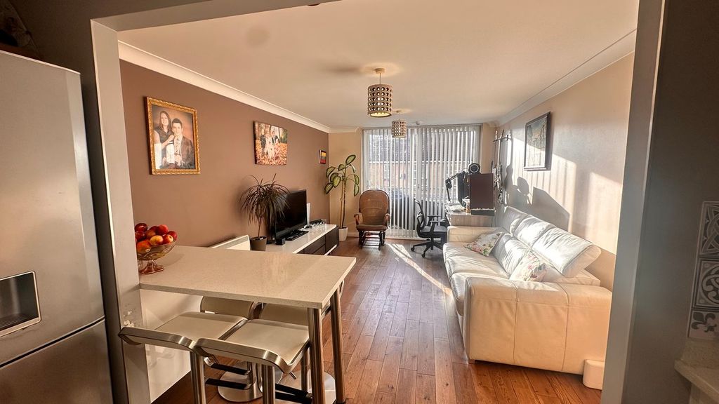 Property photo 2 of 9 Living 2