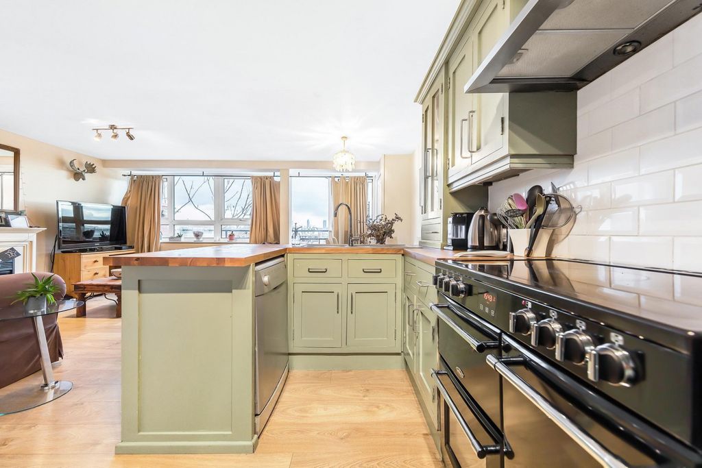 Property photo 3 of 10 Kitchen