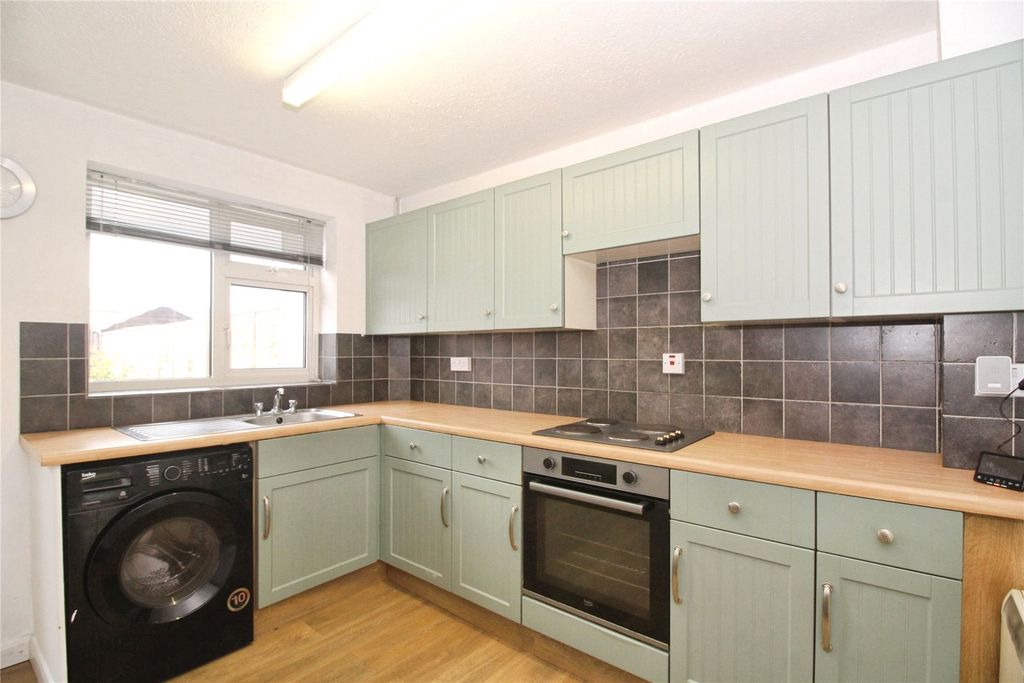 Property photo 2 of 10 Fitted Kitchen