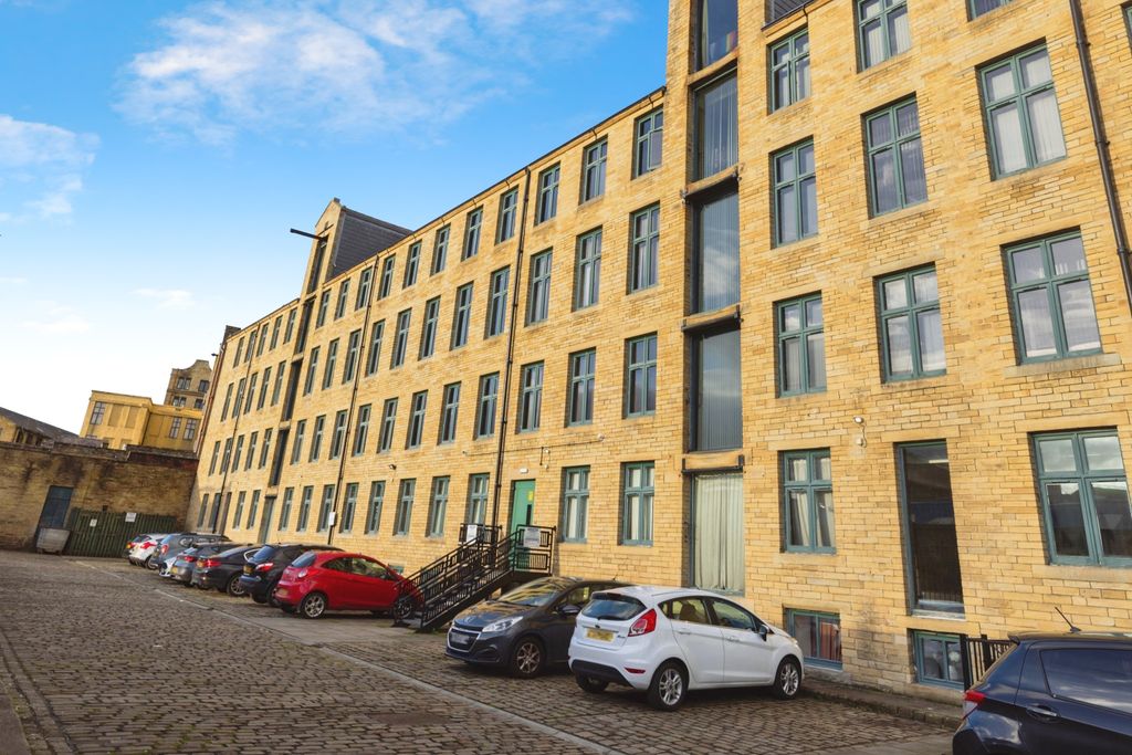 Property photo 2 of 17 Rear View