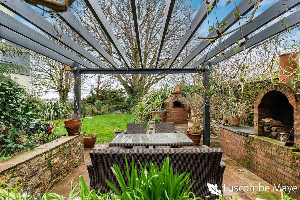 Property photo 2 of 20