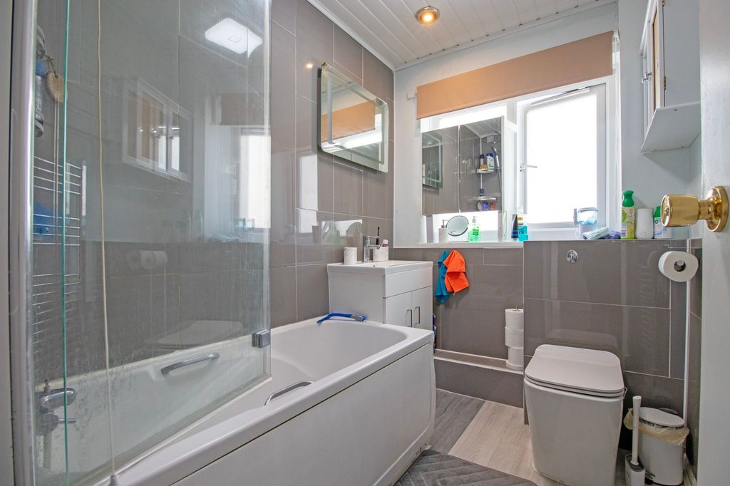 Additional image 10 of 2 bed flat for saleSalisbury Close, Scunthorpe DN17