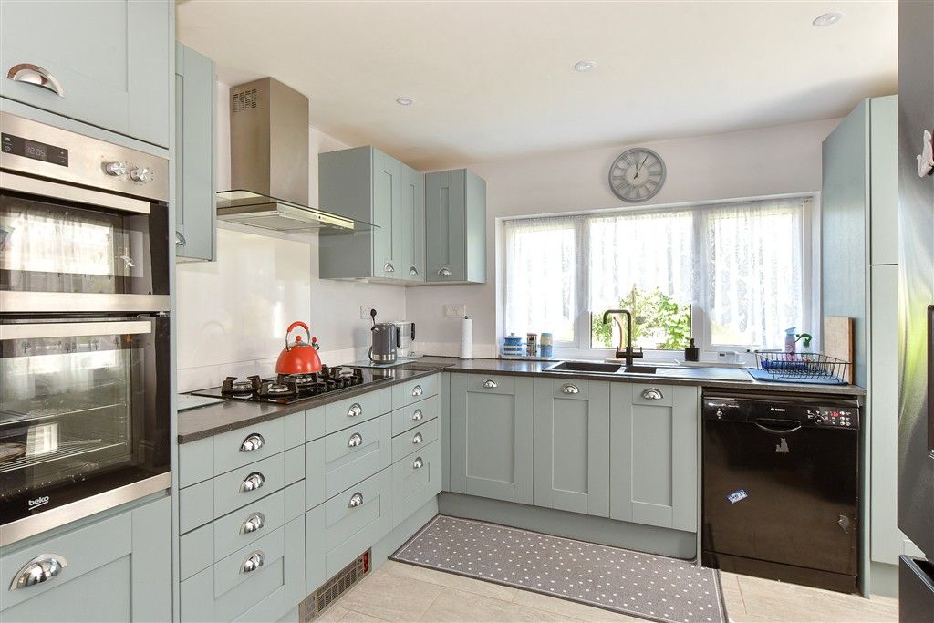Property photo 3 of 17 Kitchen