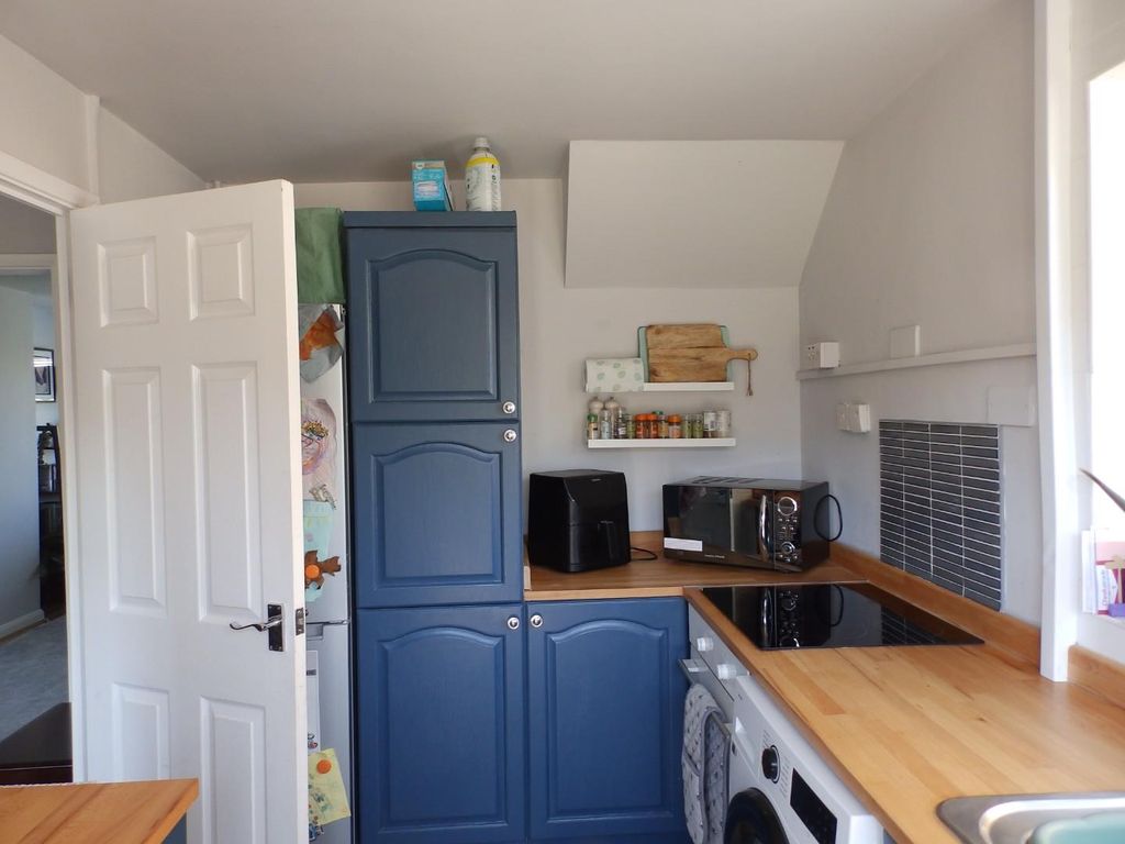 Property photo 3 of 12 Kitchen .Jpg