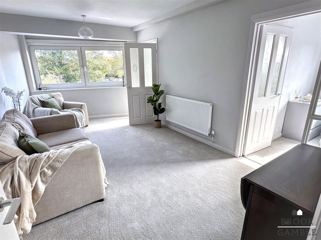 Property photo 2 of 10 01323 438506