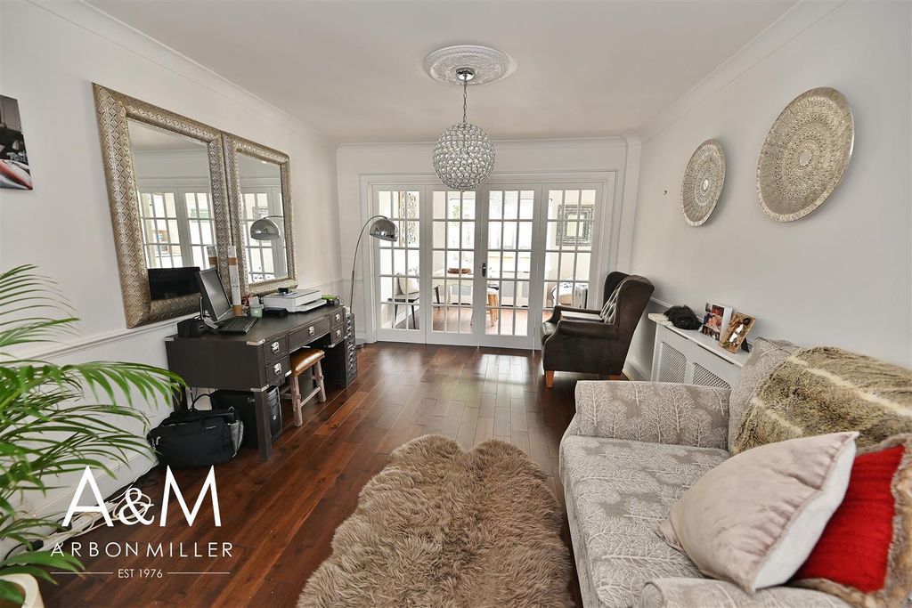 Property photo 3 of 20 Through Lounge