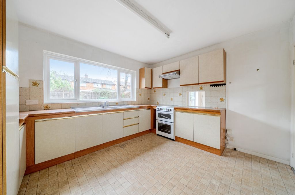 Property photo 3 of 12 1404305-9-697200A...