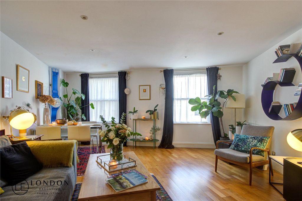 Property photo 3 of 22 Living Room