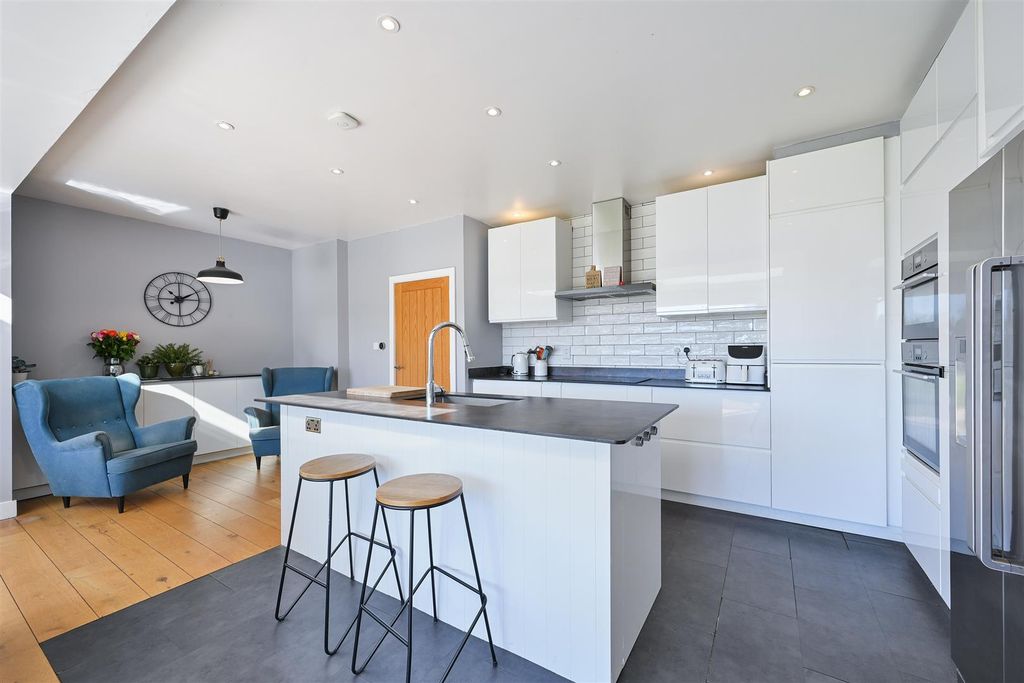 Property photo 3 of 31 Crichton Avenue, 22- (22).Jpg