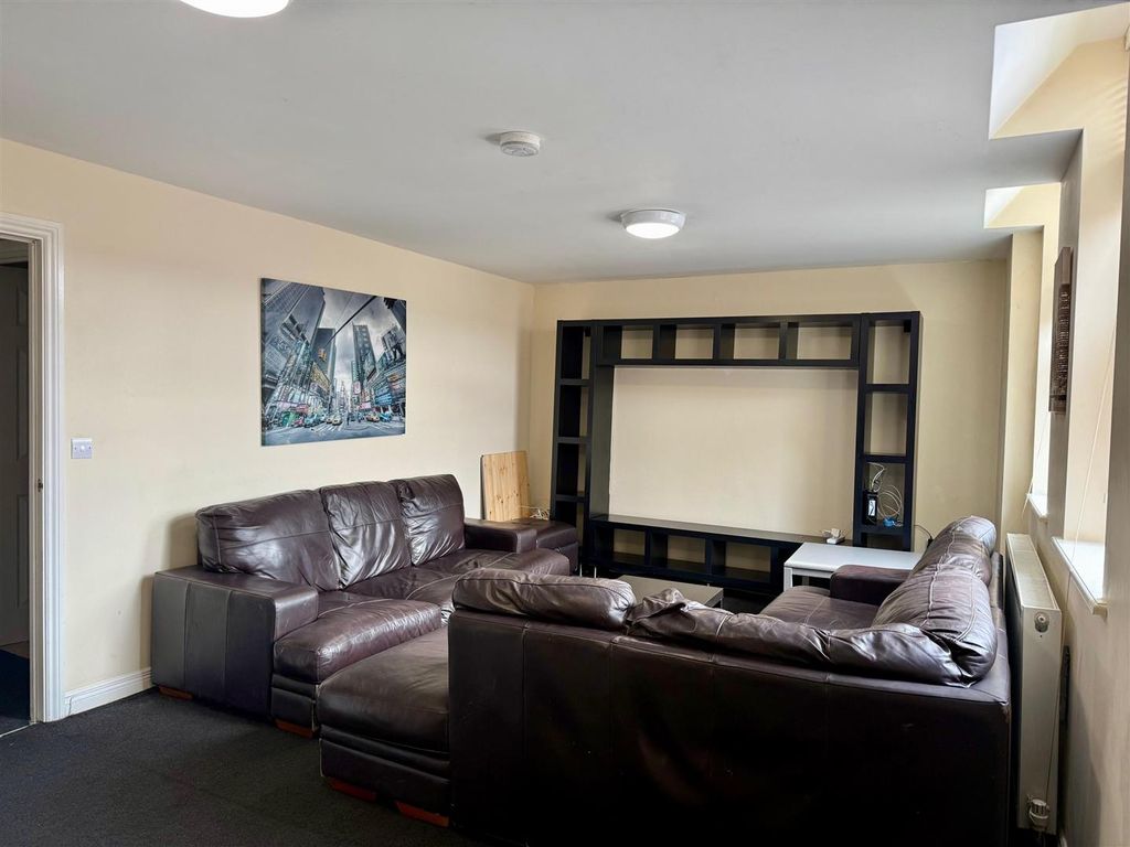 Property photo 3 of 13 Lounge.Jpg