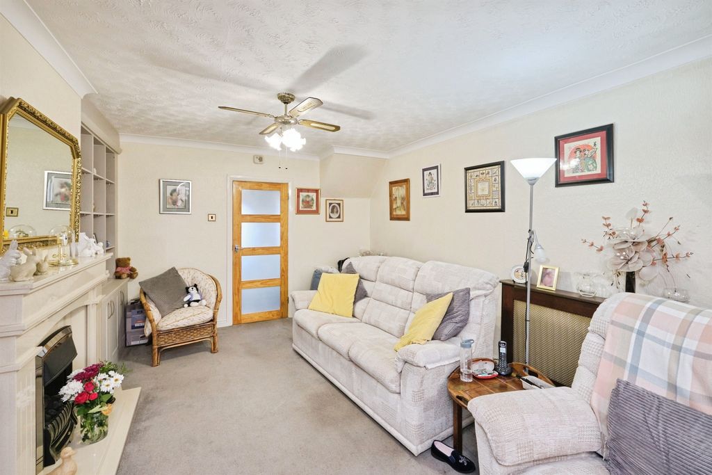 Property photo 2 of 32