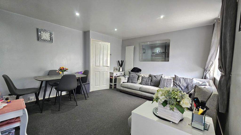 Property photo 2 of 15 Lounge