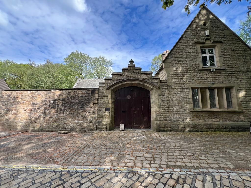 Property photo 1 of 18 External