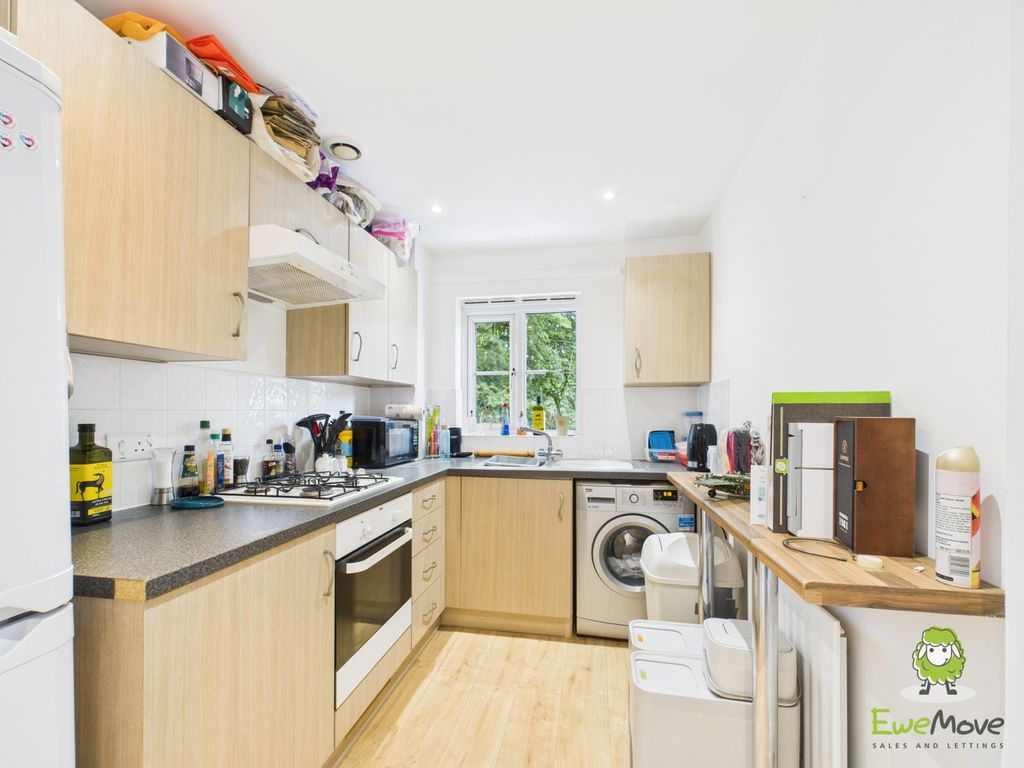 Property photo 3 of 11 Ewemove Basingstoke Hungerford Close Kitchen