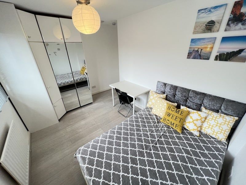 Property photo 1 of 5 Bright And Cozy Double Bedroom Featuring A Comfort...