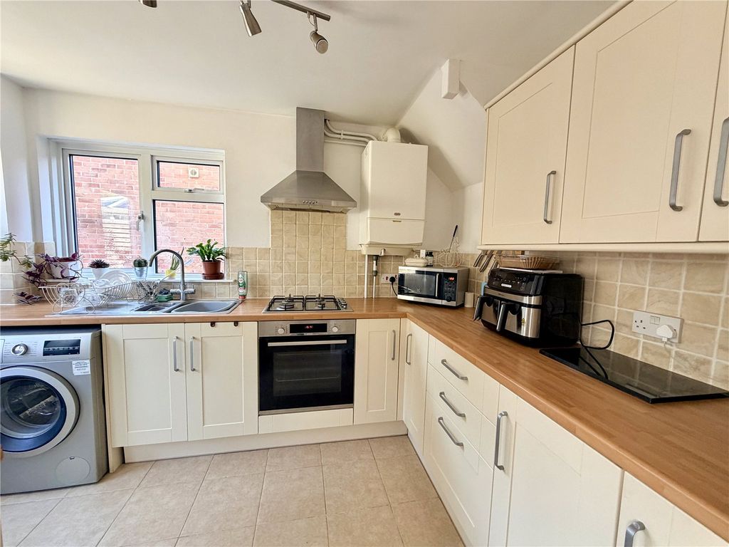 Property photo 3 of 14 Kitchen 1