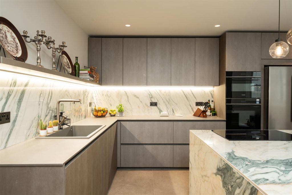 Property photo 3 of 12 Cromwell Grove - (22 Of 41).Jpg