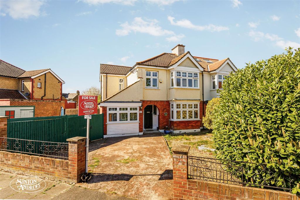 Property photo 1 of 20 32 Croft Gardens.Jpg