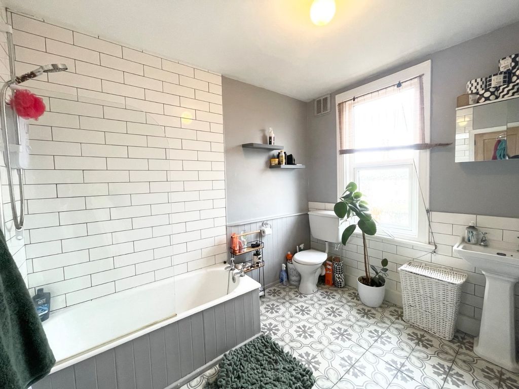 Property photo 2 of 11 Picture No. 16