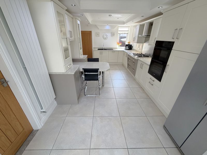 Property photo 3 of 45 Modern Breakfast Kitchen