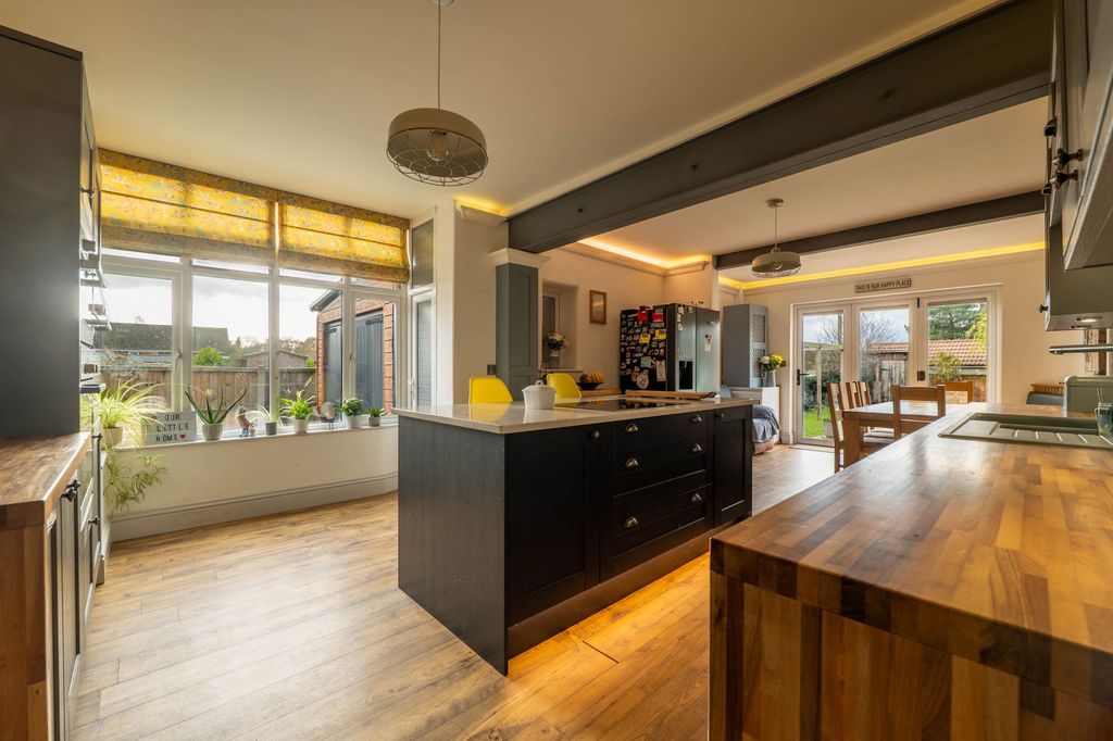 Property photo 2 of 34