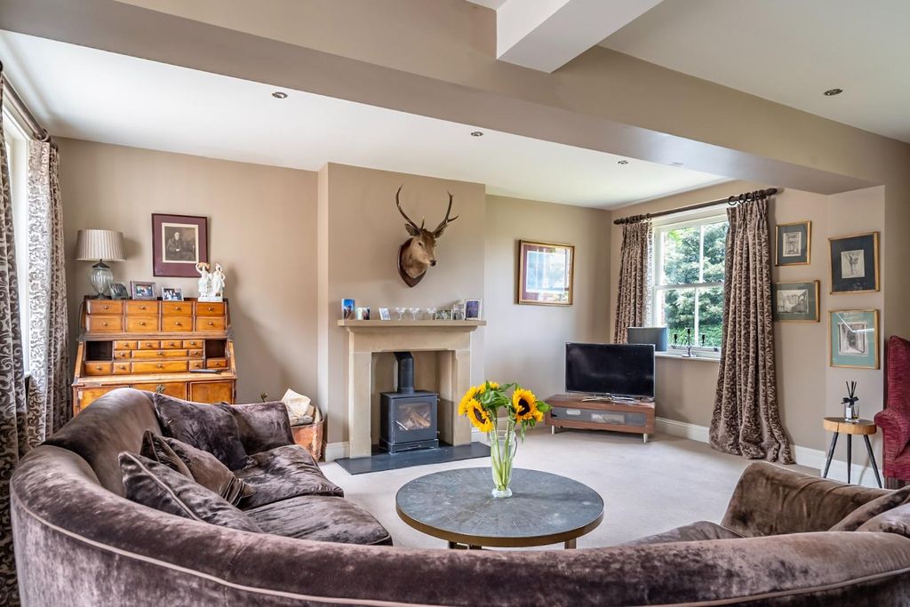 Property photo 3 of 40 Sitting Room