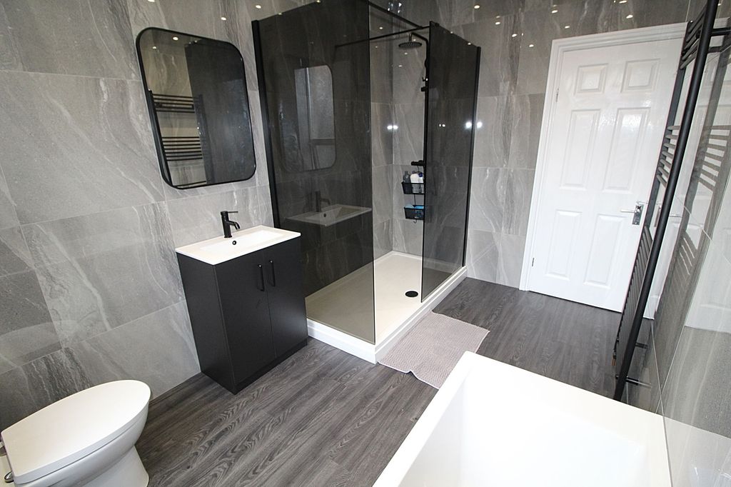 Property photo 3 of 21 Bathroom