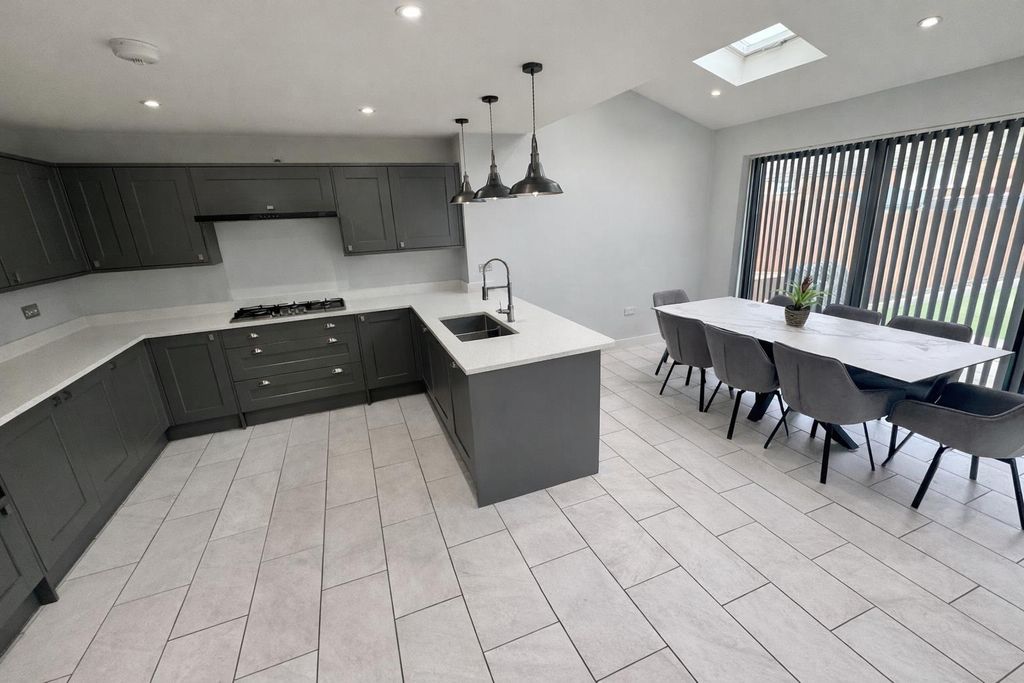 Property photo 3 of 14 Kitchen / Dining Room