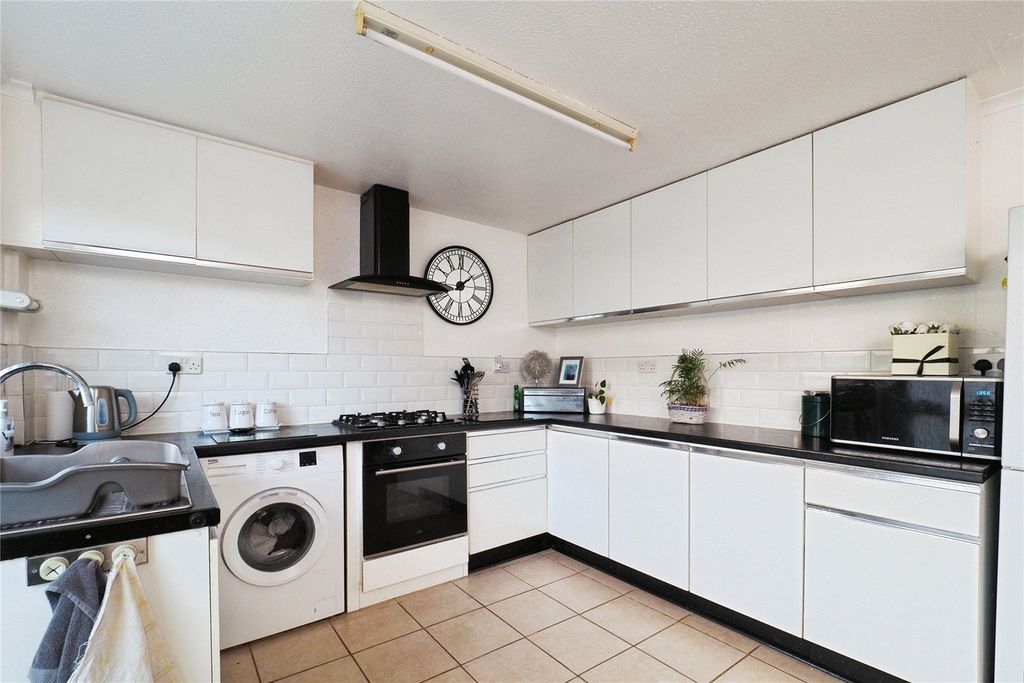 Property photo 2 of 18 Fitted Kitchen