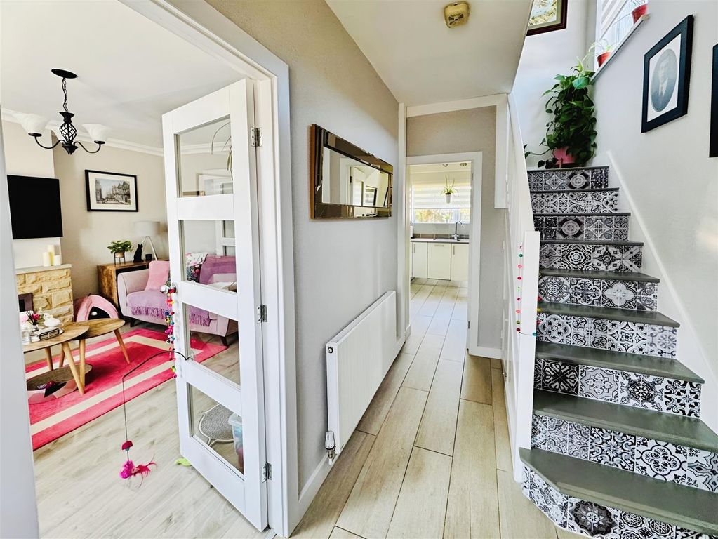 Property photo 2 of 27 Entrance Hall