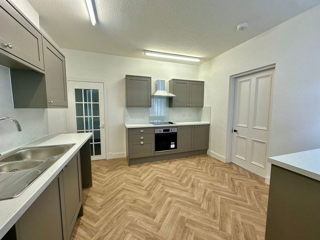 Property photo 3 of 7 Kitchen