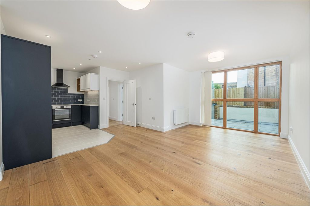 Property photo 2 of 10 5-257 Putney Bridge Rd Rec 1.Jpg