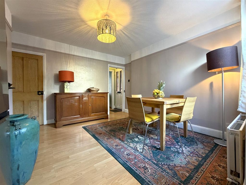 Property photo 2 of 14 Spacious Dining Room 644