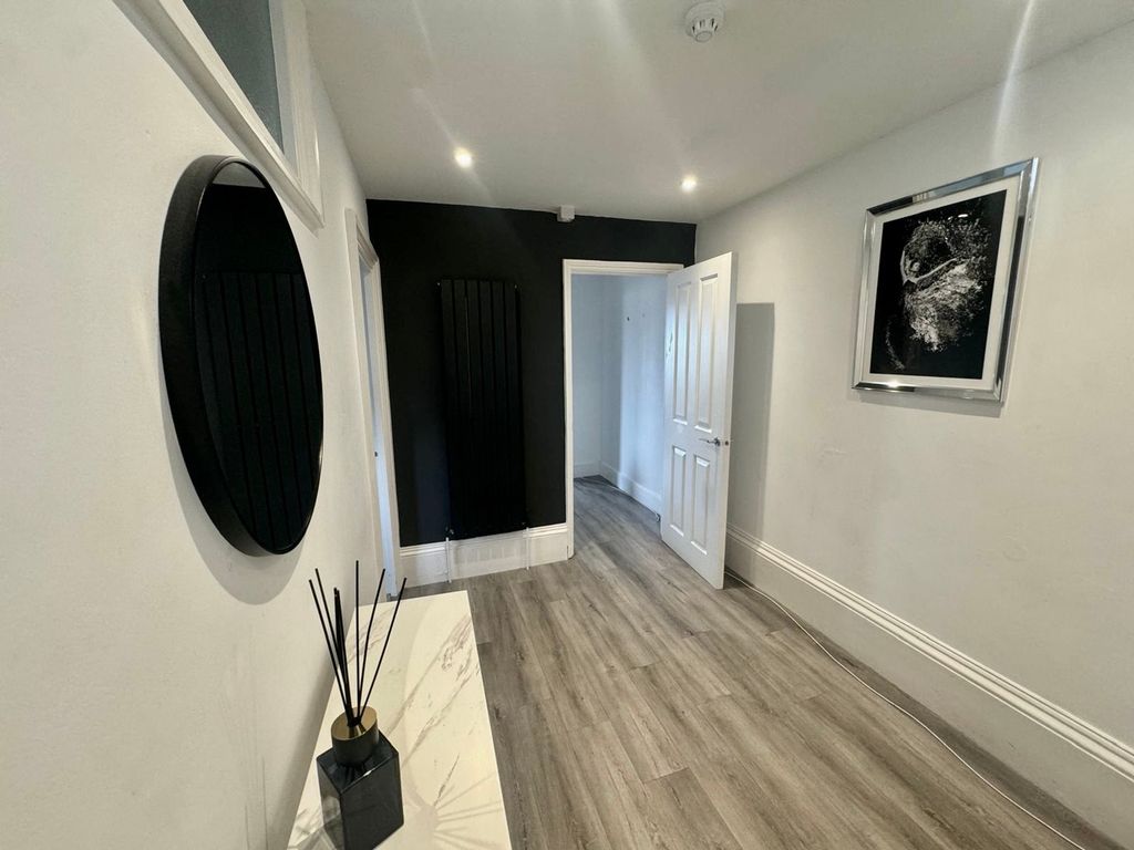 Property photo 2 of 9 Hallway