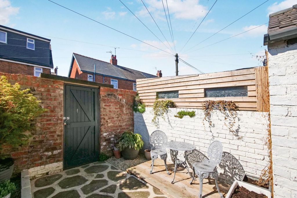 Property photo 3 of 11 Courtyard