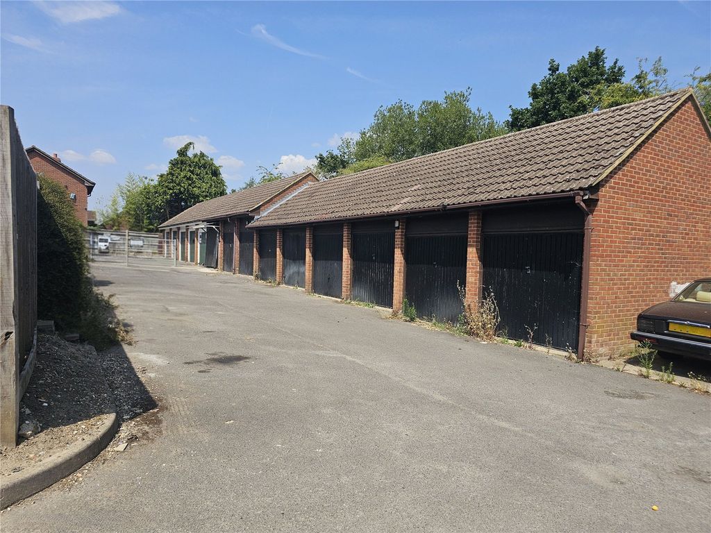Property photo 3 of 4 Garages