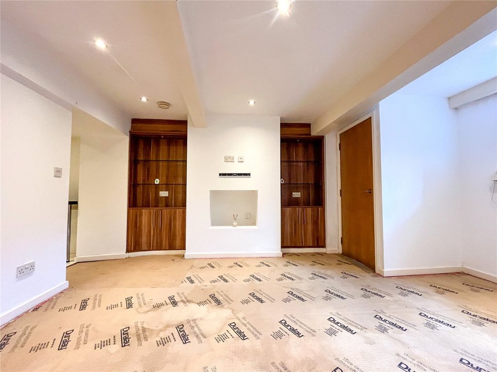 Property photo 2 of 10 Lounge /Bedroom