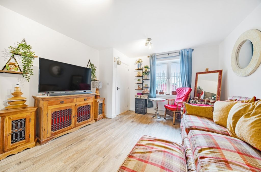 Property photo 2 of 15 Lrg_1087241 (2)