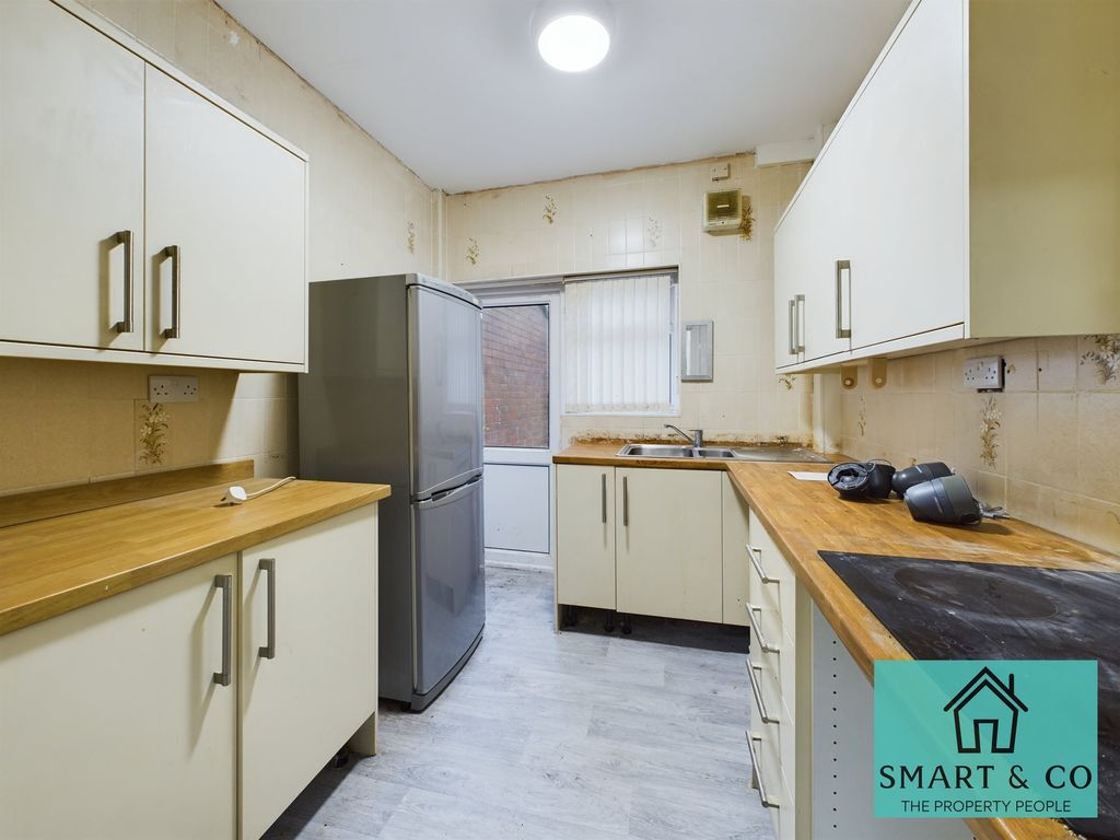 Property photo 3 of 8 Kitchen